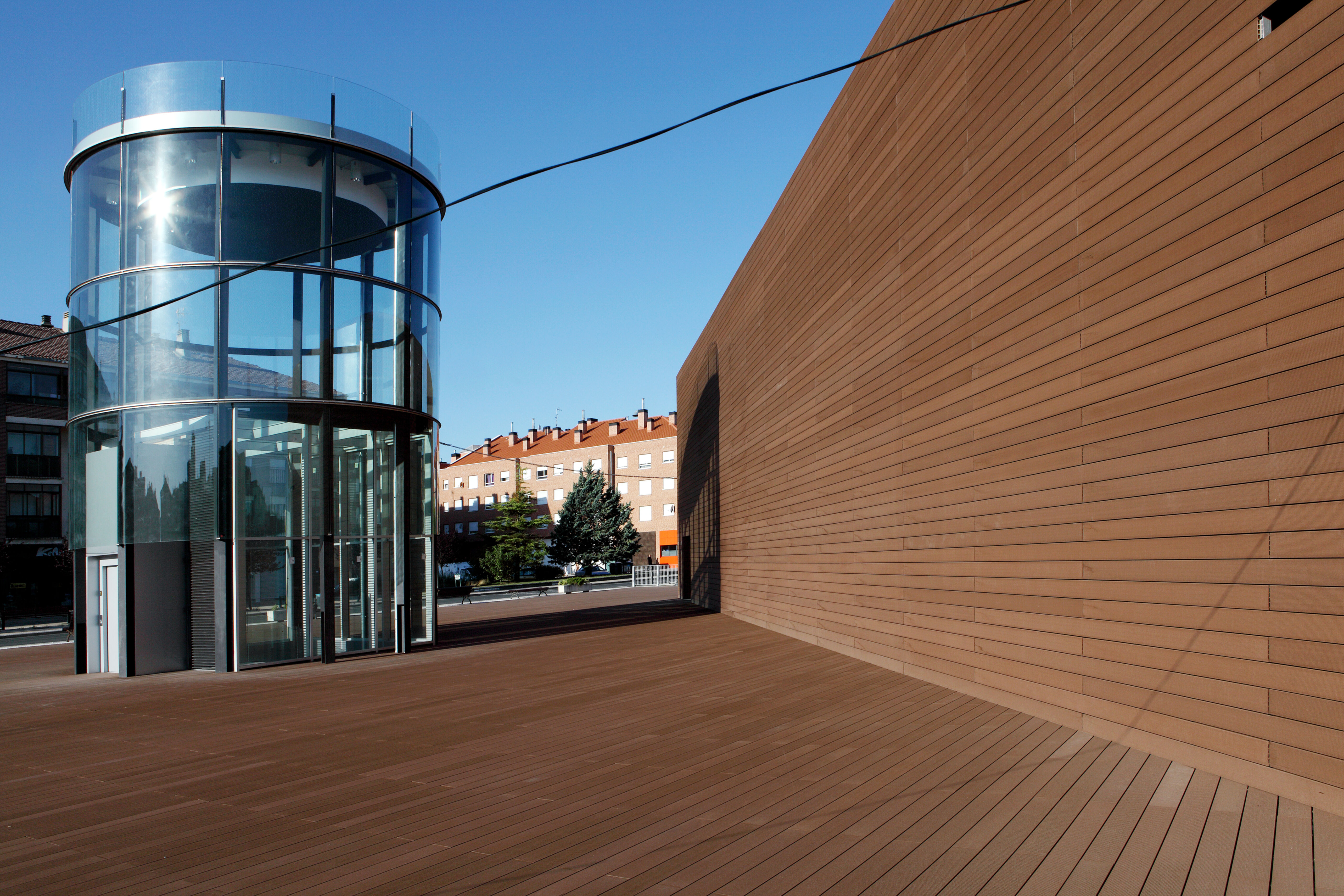 Institutionelle Einrichtungen_Dachanlage, Balk., Laufgang_Gebogene Profilen