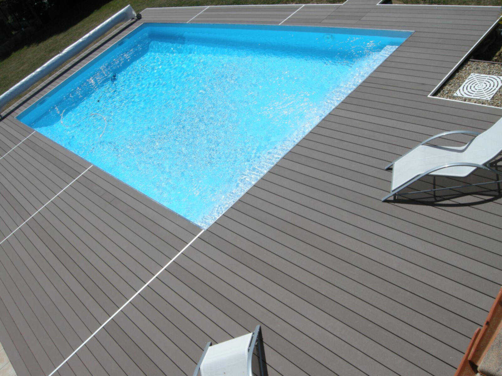 Einrichtungen_Schwimmbad deck_Am Wasser entlang