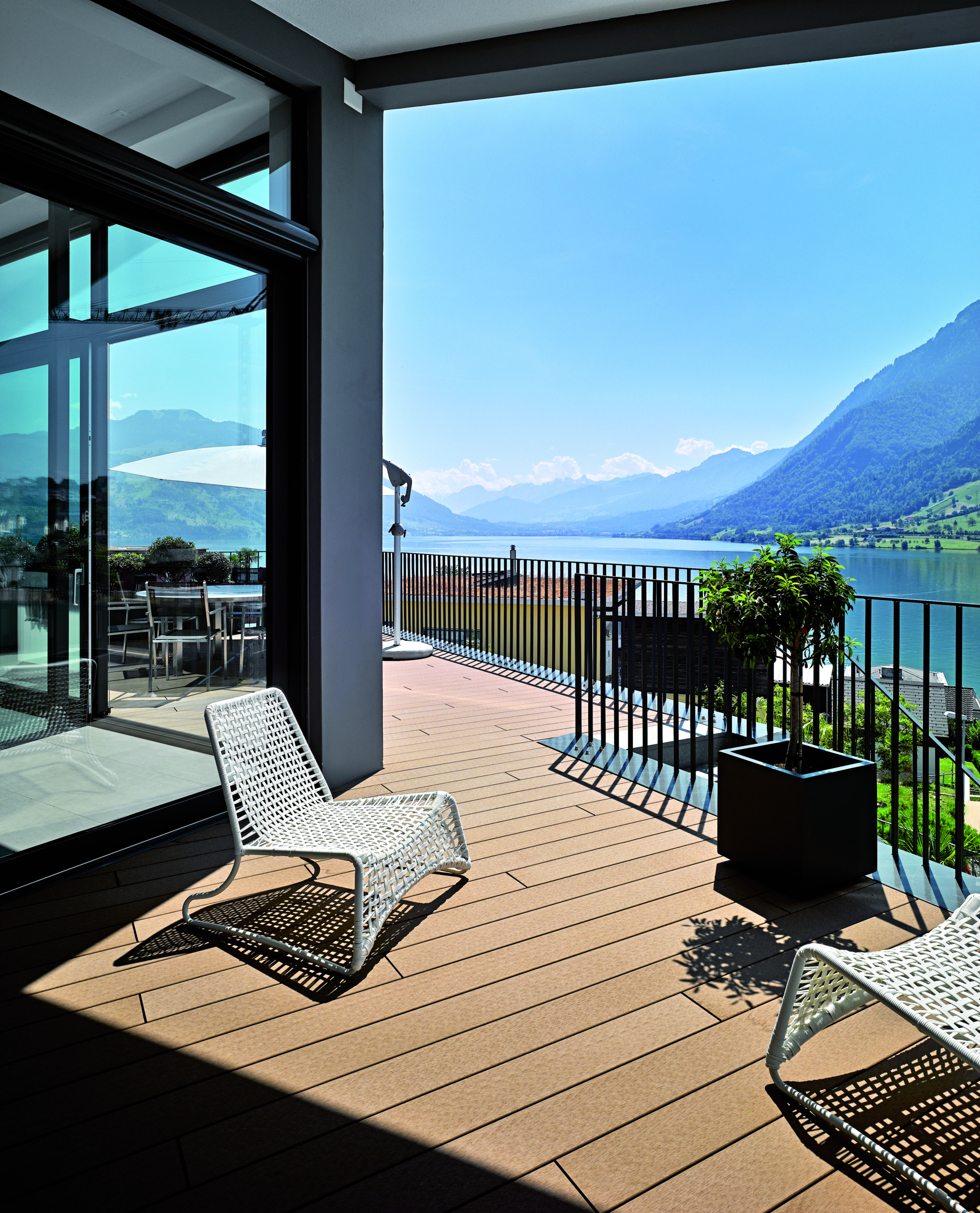 Einrichtungen_Schwimmbad deck_Am Wasser entlang