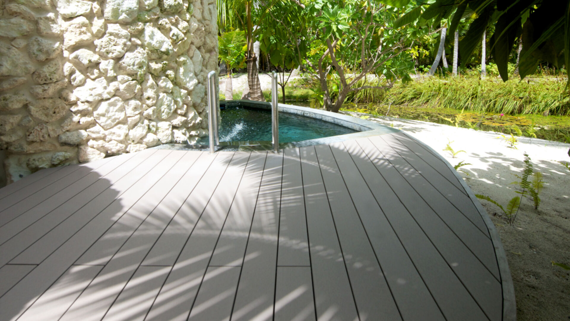 Restaurant und Hotelgewerbe_Schwimmbad deck_Vorzeigeprojekte - WPC holz 