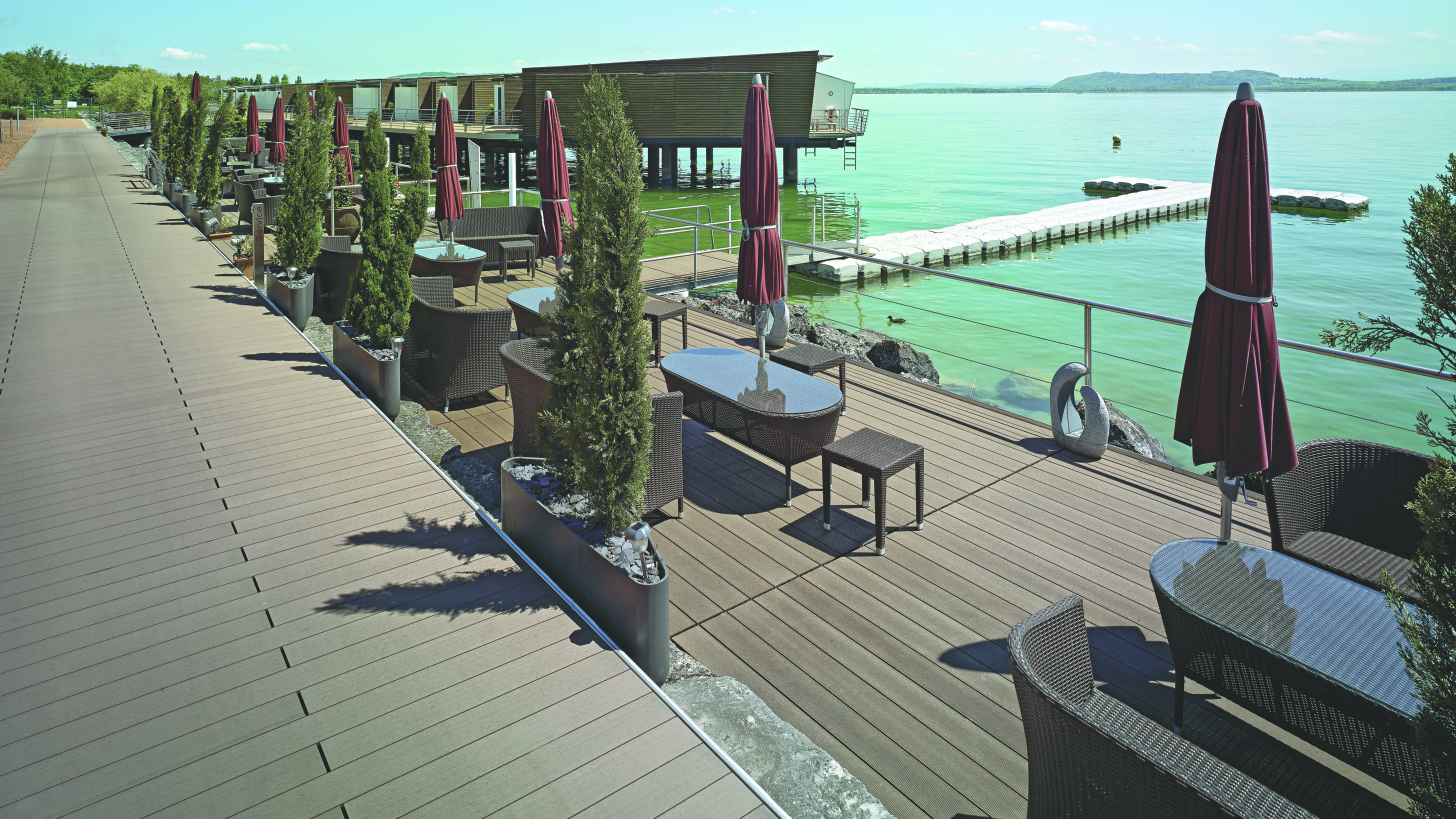 Restaurant und Hotelgewerbe_Dachanlage, Balk., Laufgang_Vorzeigeprojekte - WPC holz 