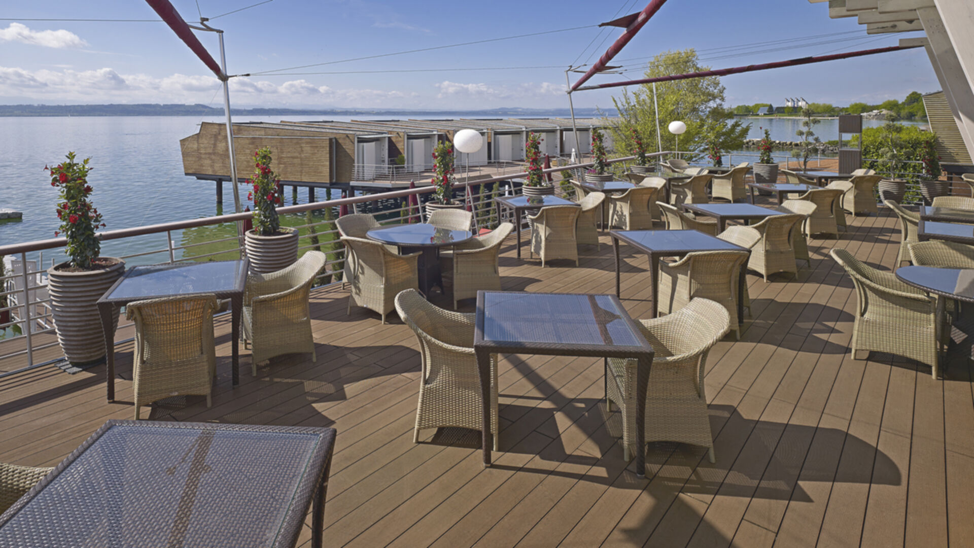 Restaurant und Hotelgewerbe_Dachanlage, Balk., Laufgang_Vorzeigeprojekte - WPC holz 