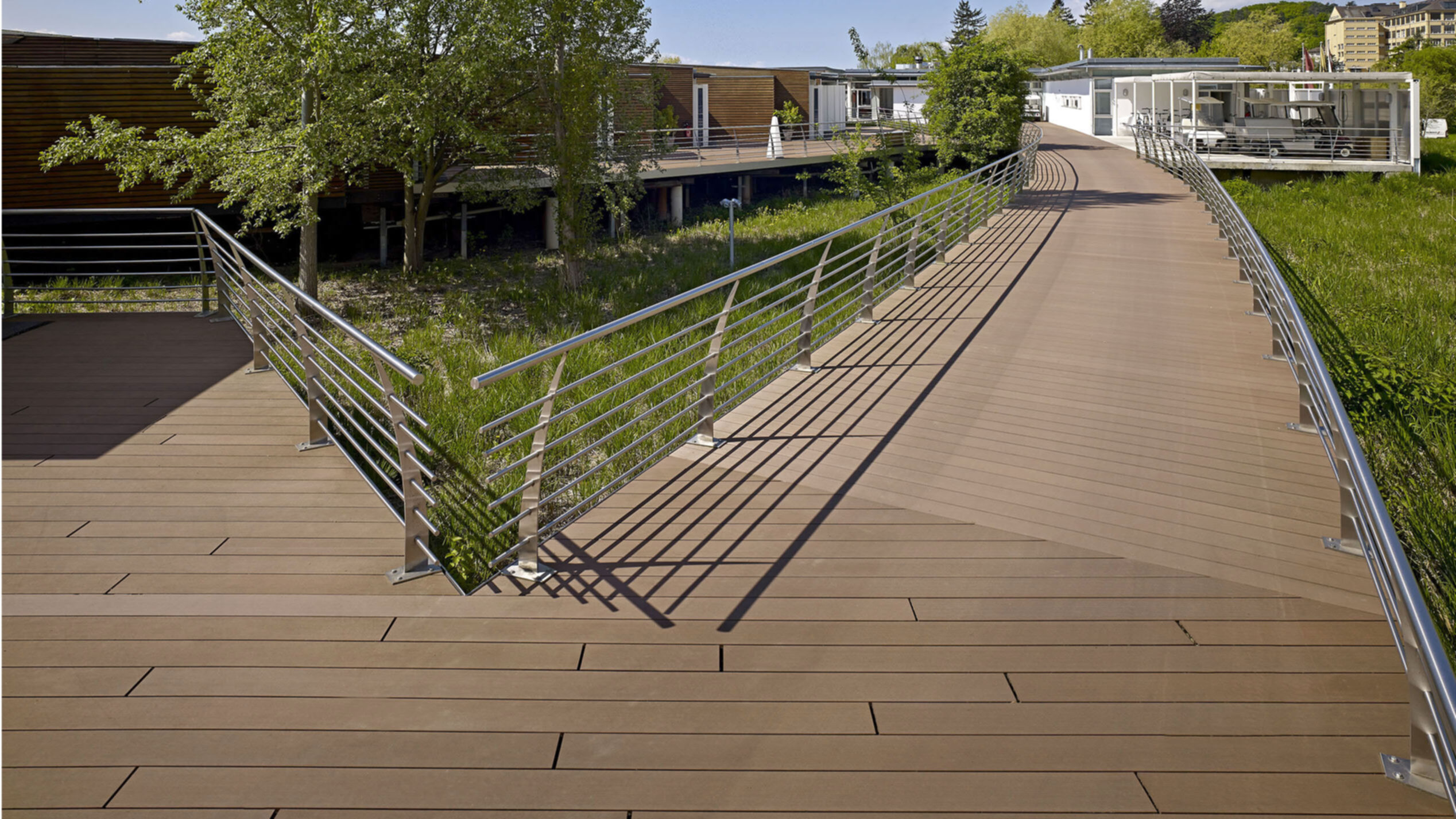 Restaurant und Hotelgewerbe_Dachanlage, Balk., Laufgang_Vorzeigeprojekte - WPC holz 