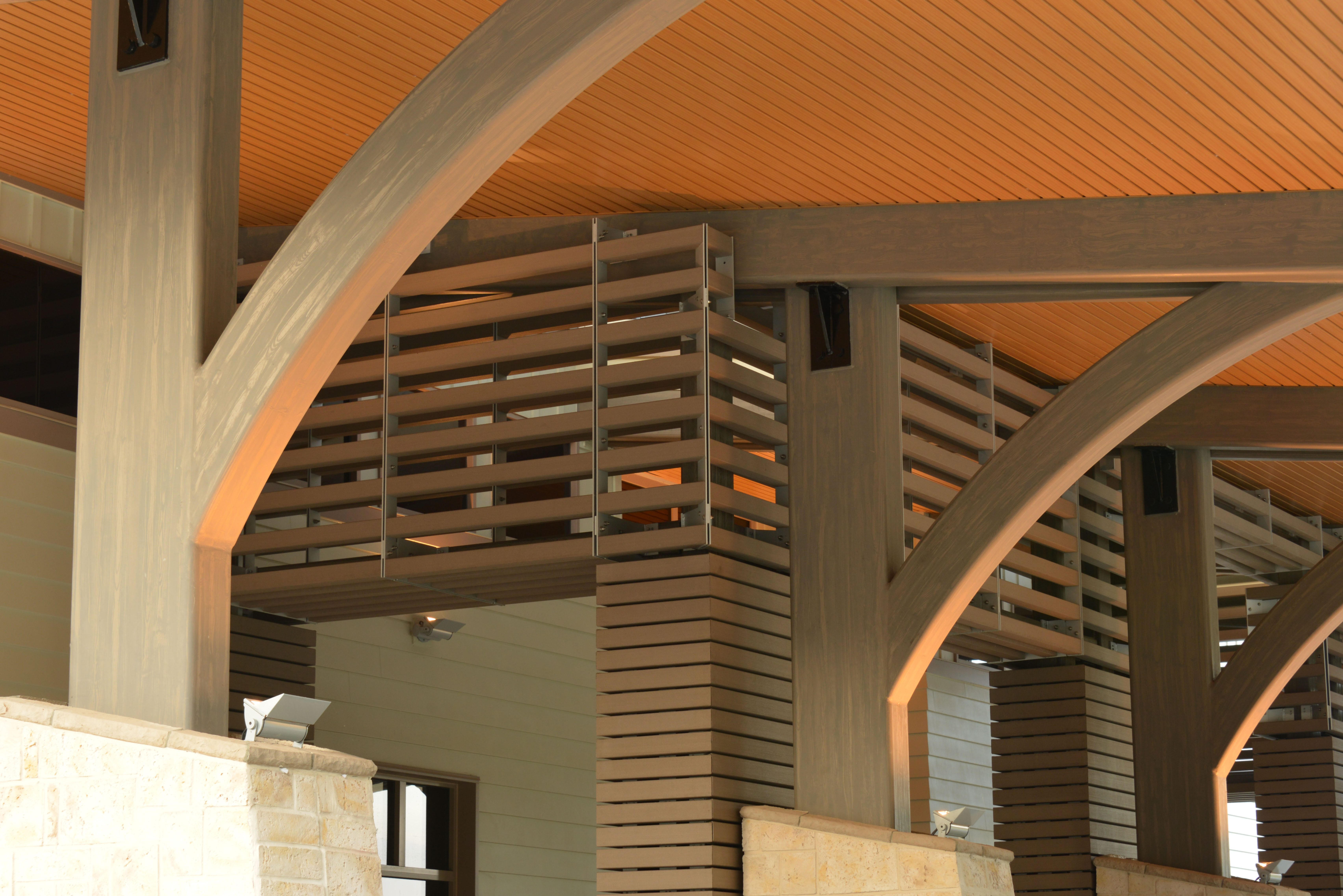 Institutionelle Einrichtungen_Horizontal Sonnenschutz, jalousien_Vorzeigeprojekte - Hybrid holz