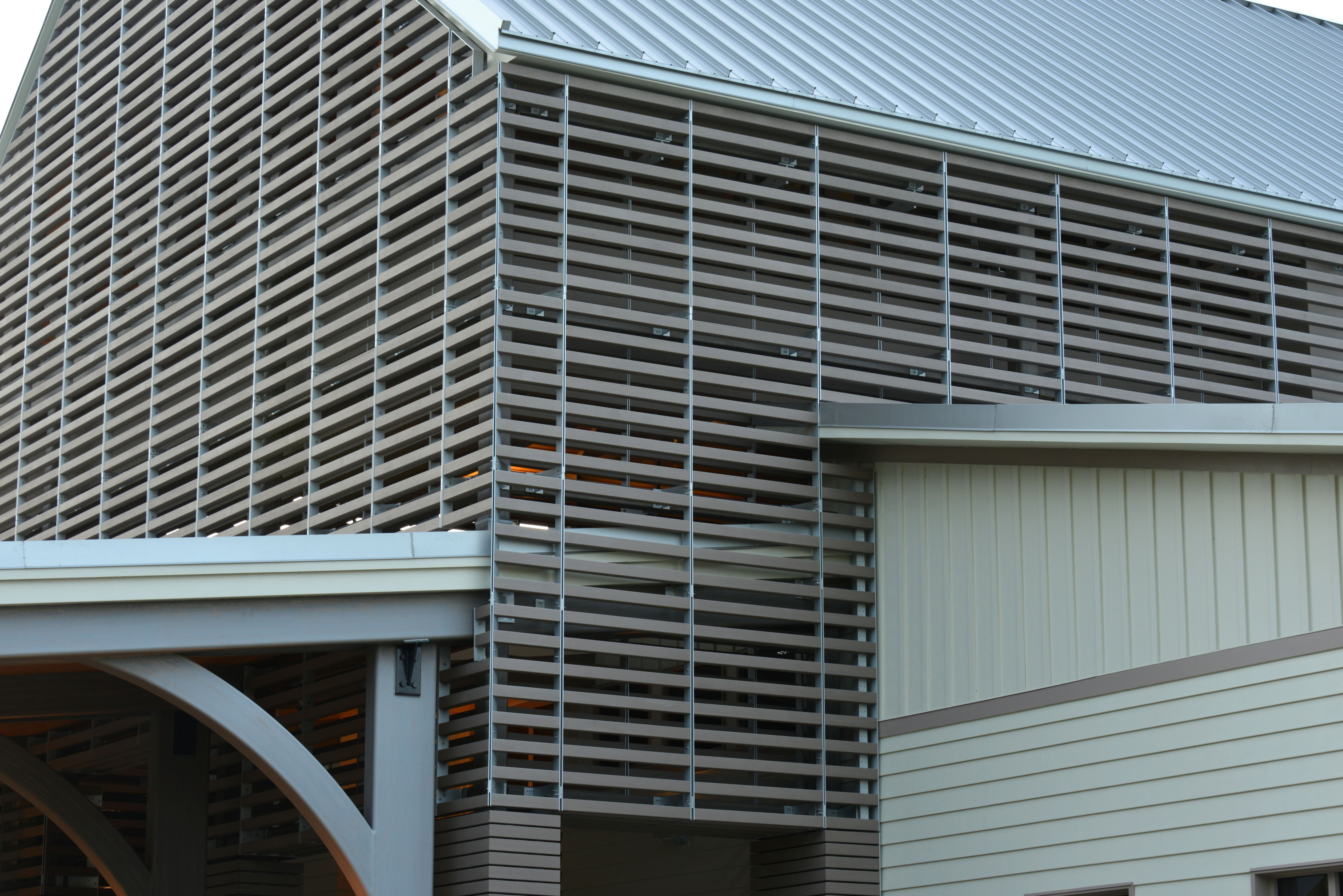 Institutionelle Einrichtungen_Horizontal Sonnenschutz, jalousien_Vorzeigeprojekte - Hybrid holz
