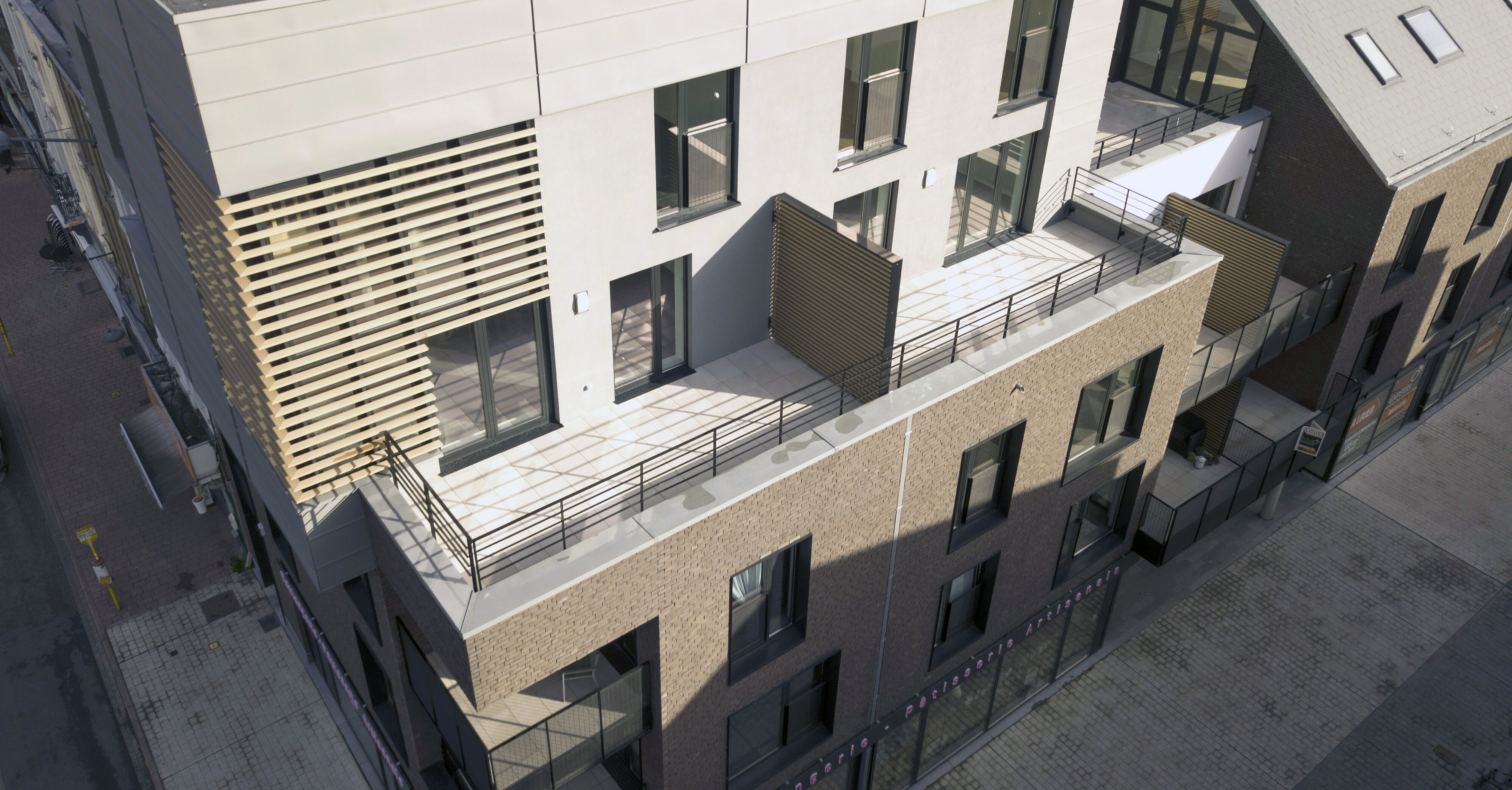 Wohngebäude_Horizontal Sonnenschutz, jalousien_Wohnhaus