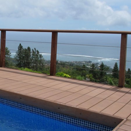 Einrichtungen_Schwimmbad deck_Am Wasser entlang