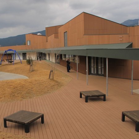 Institutionelle Einrichtungen_Terrasse Gewerbliche Nutzung_Gebogene Profilen