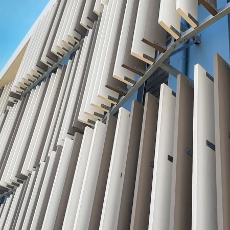 Kaufmännische Gebäude_Offene Fassadenverkleidung - verti._Einkaufszentrum