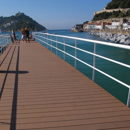Transport-Einrichtungen_Stege, Bootsanleger_Am Wasser entlang
